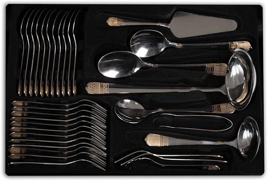 Set di posate ed accessori per 12 persone realizzati in acciaio inox 18/10 lucido con manici decorati con una trama greca in stile luxury