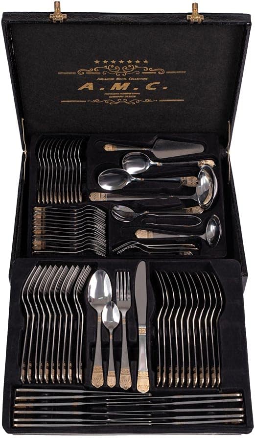 Set di posate ed accessori per 12 persone realizzati in acciaio inox 18/10 lucido con manici decorati con una trama greca in stile luxury
